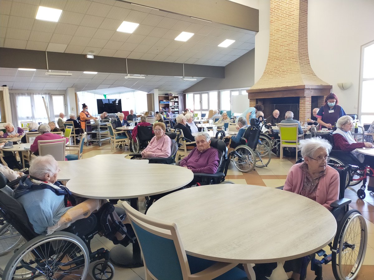 PareResidence's tweet photo. Après une installation à la Résidence de Meral la semaine dernière, c'était au tour de Cossé ce jour de recevoir du nouveau mobilier pour la salle à manger. Une ambiance renouvelée en salle et une manutention plus facile pour toute l'équipe https://t.co/p1N5sn7NhY
