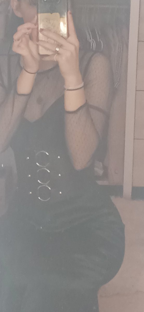 hab mir seit ewigkeiten mal wieder abends nen outfit rausgesucht. fühl mich jetzt schon overdressed. help.