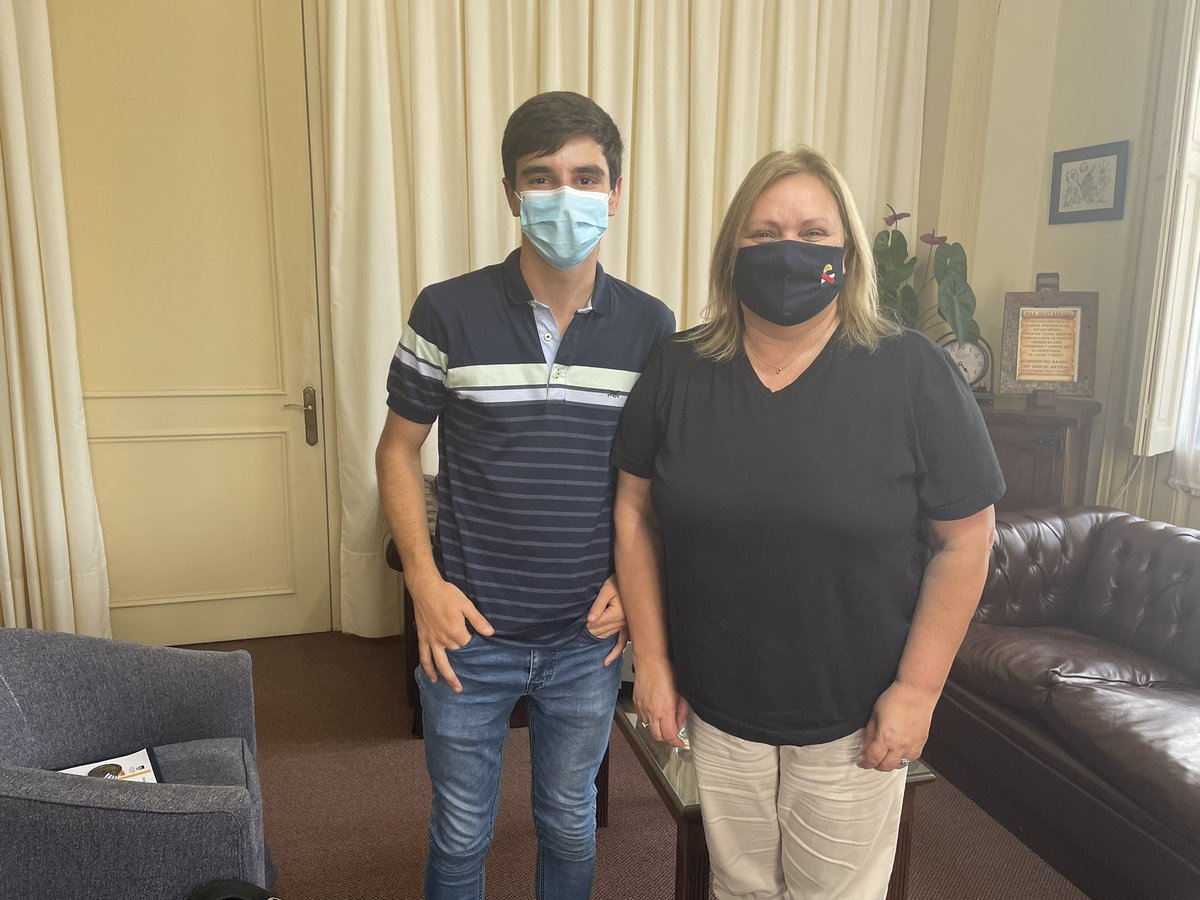 Felicitaciones al joven maragato, Mariano Diaz Borges; Medalla de Oro en la Olimpiada Nacional de Química!! A seguir adelante!!
Un reconocimiento a su familia y amigos y especialmente a su Profe Mauricio De León, por acompañarlo en este camino.