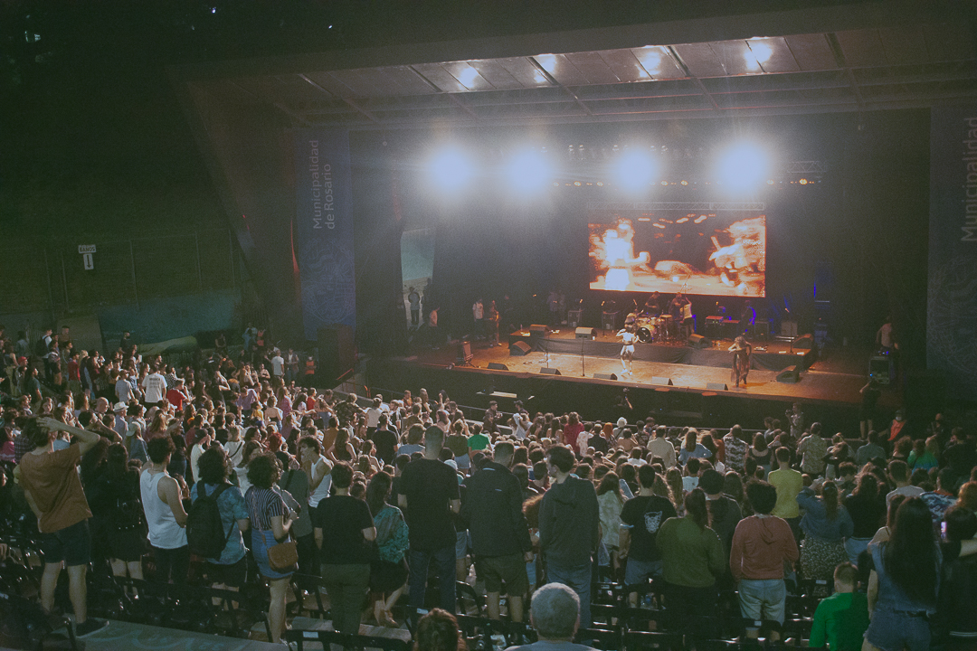 El #ANFIMUGII hizo bailar el anfi con la "psicodelía para el pueblo" otra movida exitosa del Movimiento Unión Groove que congrega talentos locales.