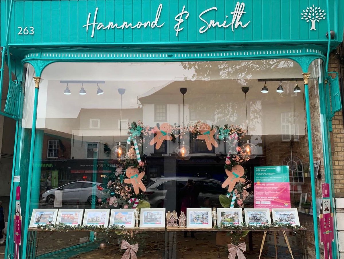 and_hammond's tweet photo. Bringing a touch of Oxford St festive window vibes to #Epping High St 🤩
Christmas has arrived at #hammondandsmith 🎄🍭
Thanks to the wonderful boys @AMXPrint for help with the install 💖
#gingerbreadhouse #notmygumdropbuttons #xmaswindow #nutcracker #candycane #estateagent https://t.co/BJIOMRLD7Q