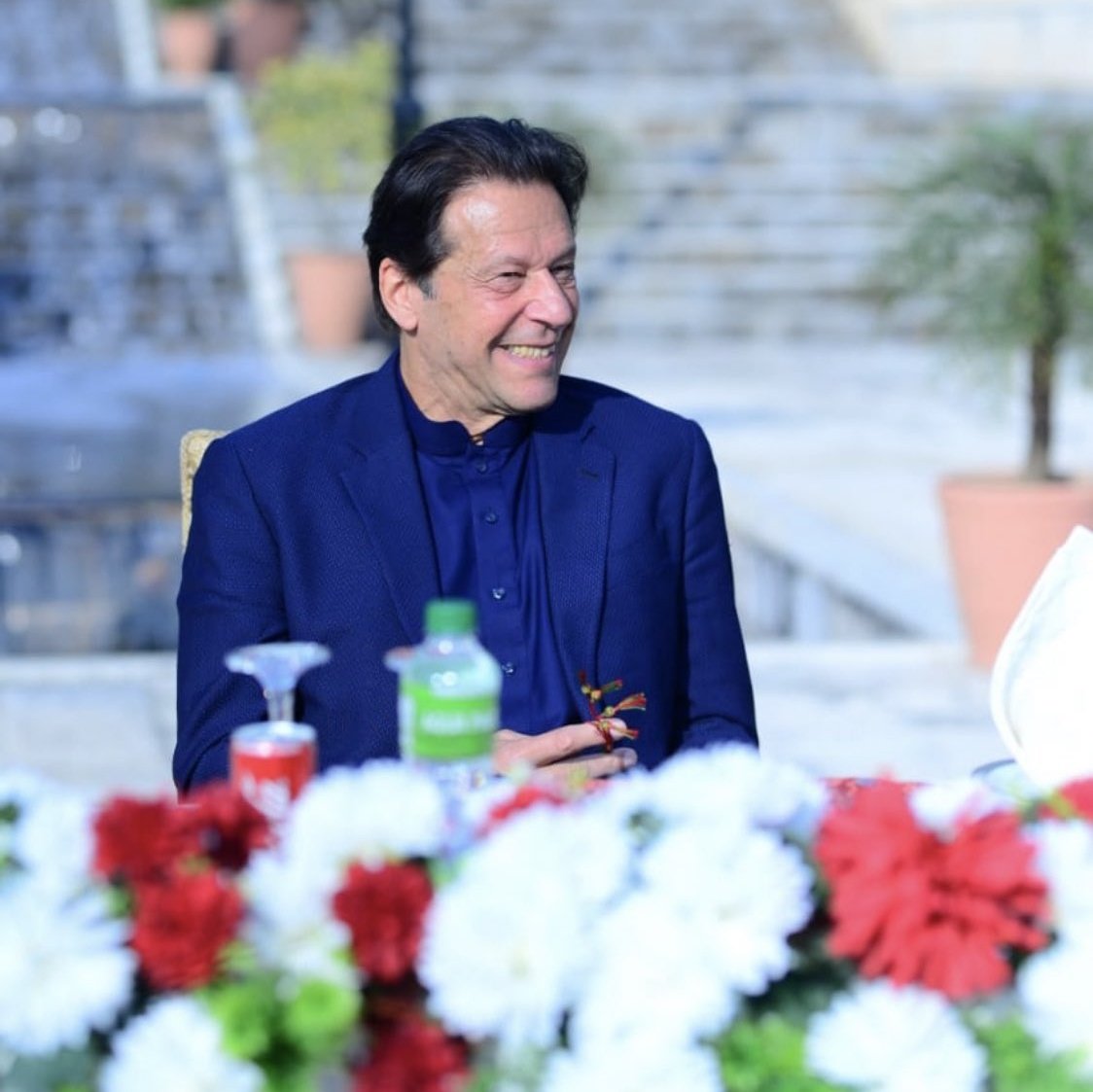 Jooookeeeerrrr's tweet photo. یہ ماضی بن چکا ہے      |     یہ اب مستقبل ہے https://t.co/CzBoHlJyZd