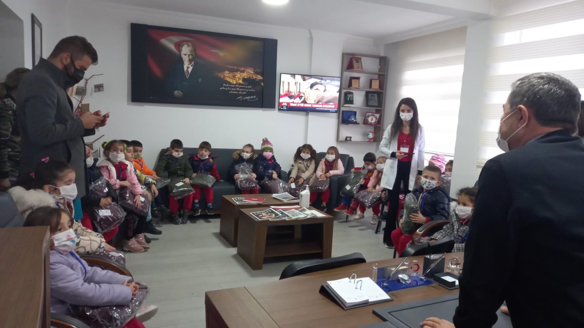 Genç Kızılay Sinop olarak  Şubemizi ziyarete gelen çocuklarımızla birlikte vakit geçirerek onlara hediyeler verdik. 

<a href="/kocemree/">Emre Koç</a> 
<a href="/ofarukcaliskan/">Ömer Faruk Çalışkan</a> 
@talhaozerofc 
<a href="/msiyamigevrek/">Mahmud Siyami Gevrek</a> 
@mstafanese