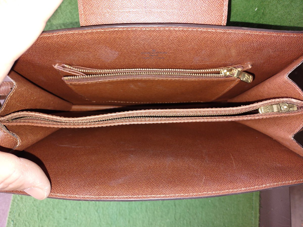 DeadonDave's tweet photo. #MushPuff SPECIAL!
#LouisVuitton Purse from the
1970's
Looking for a special bag for somebody this holiday season oh, look no further! https://t.co/2pFMYqxUfJ