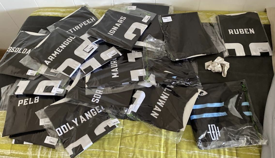 oscarrojasmi's tweet photo. Alguien ha pedido camisetas?💙😏
#MakingTheDream✨ https://t.co/6EFeqbiAa3