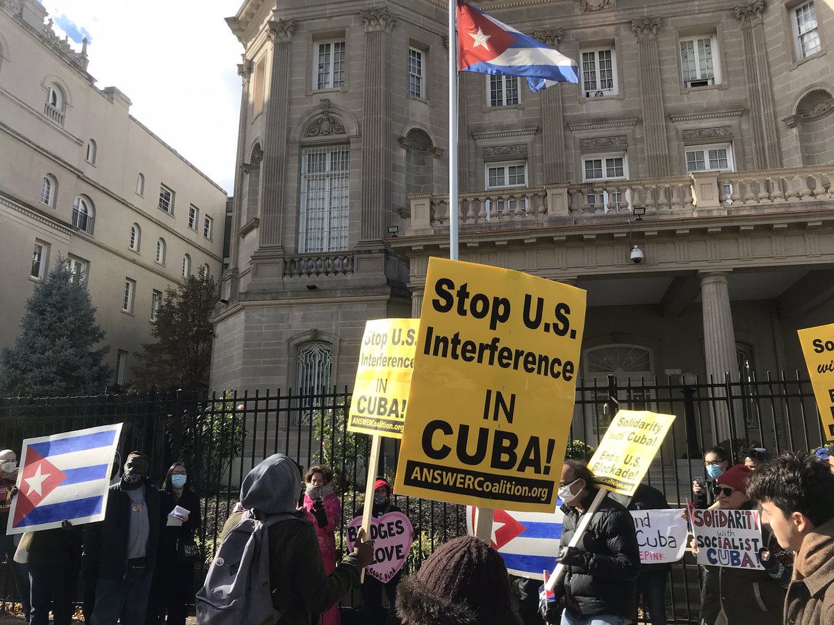 Joined a protest in front of the Cuban Embassy today to show solidarity with #Cuba and to demand an end to the illegal US blockade. #CubaSíBloqueoNo #CubaSíYanquiNo #LetCubaLive #AbajoElBloqueo #AbajoElImperialismo
