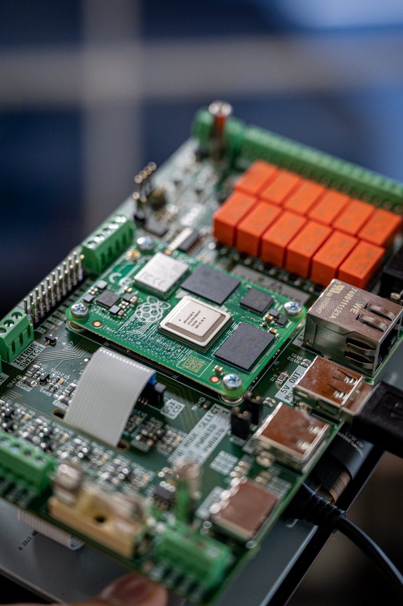 AljazTitoric's tweet photo. 7” RPi DSI Display requires the correct driver to work with RPi CM4 - vc4-fkms-v3d-pi4. It took me hours to figure this out…😤 #raspberrypi #cm4 https://t.co/hjQa38cr0y