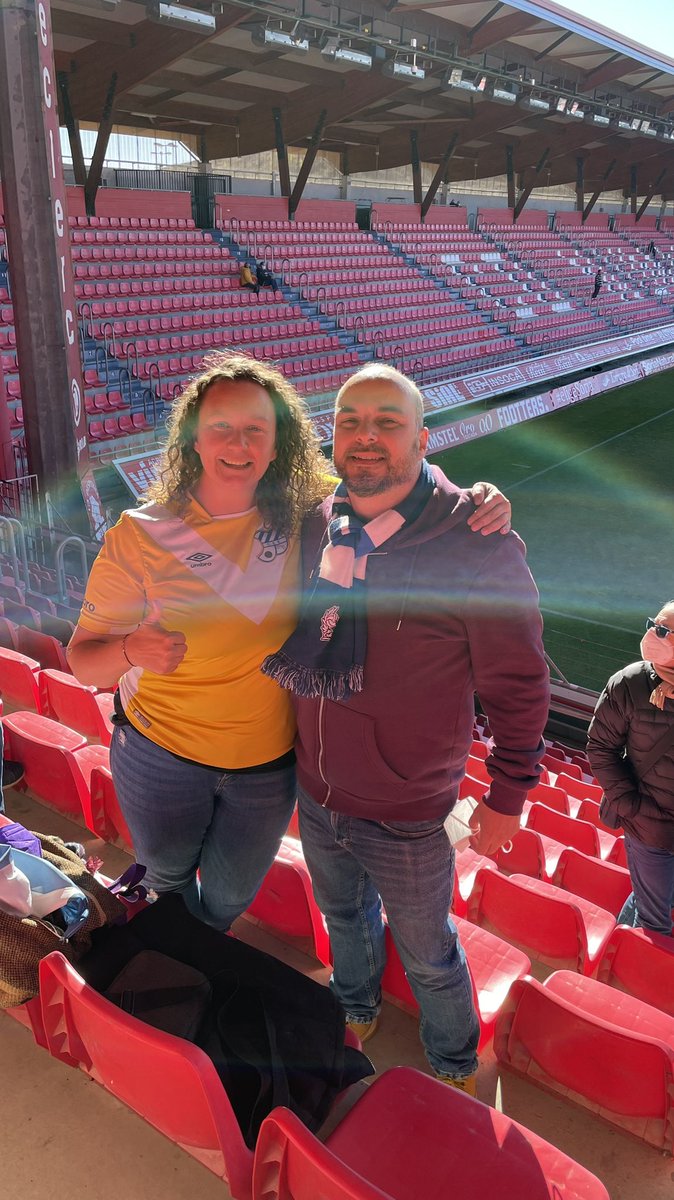 rakyreich's tweet photo. No m’agrada parlar al cotxe (només cantar i ballar)
No m’agrada parlar al futbol (només cridar i aplaudir)
Soc una ‘tia’ del més avorrida…
Tot i així, ell m’aguanta en tots els desplaçaments; ja fem 3, 30, 300 o 3000 km.
Gràcies, @xelu04 🤜🏻🤛🏻
#TheBestPartner https://t.co/2hZ3o9a8HY