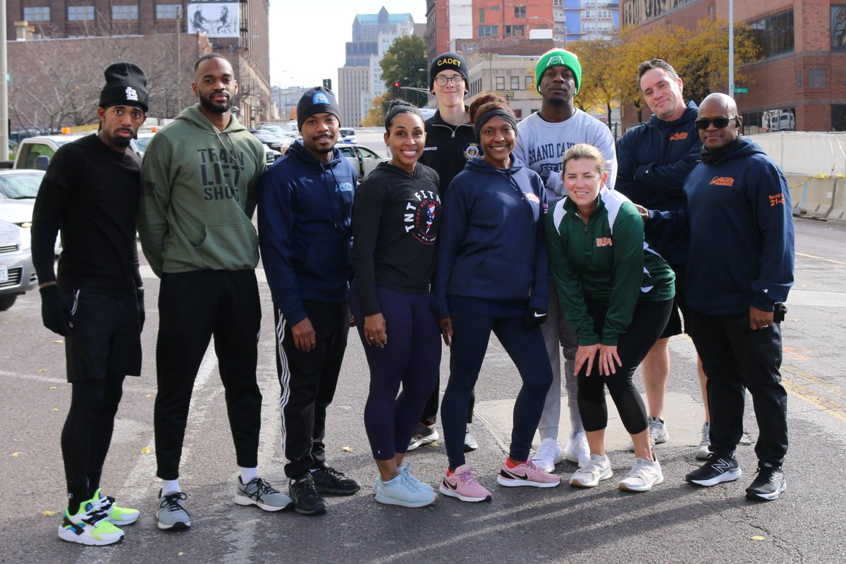 SLMPD's tweet photo. This morning, #SLMPD Recruit Class 2021-02 completed their Arch Run to the @GatewayArchSTL &amp; Police HQs, marking the end of their Physical Training program. Please congratulate them as they are one step closer to graduation! Special thanks to our Academy Instructors! #SLMPDStrong https://t.co/Y7MLfJZtvM