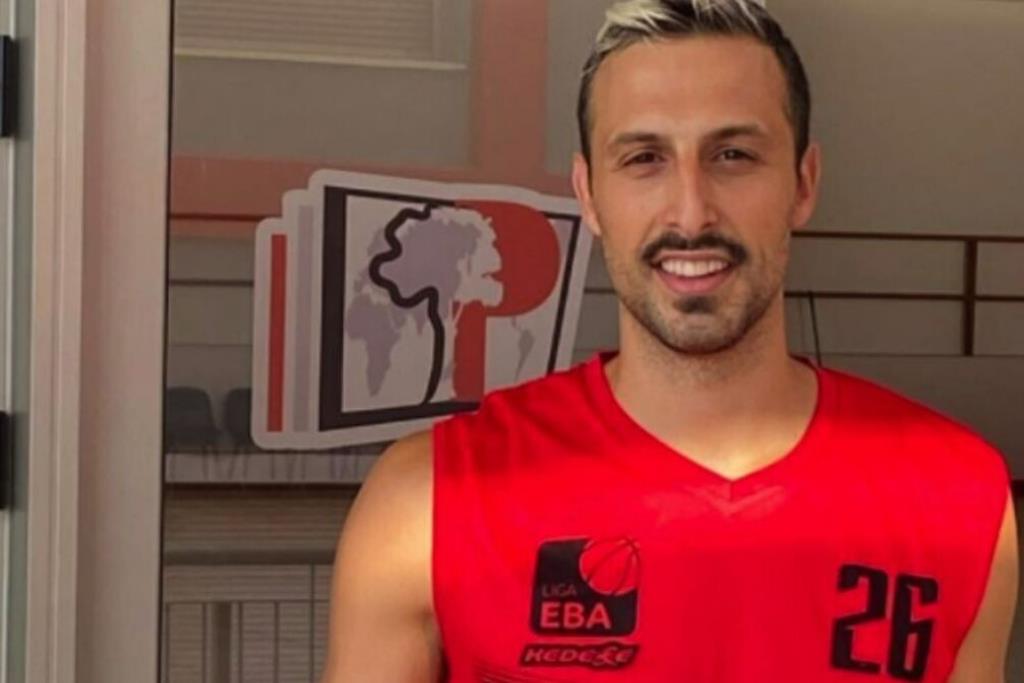 ⛹️‍♂️ MVP #LigaEBA: <a href="/carlosdecobos/">carlos de cobos</a>, el MVP que no pudo con sus discípulos malagueños

▶ El veterano hispano-brasileño brilla en el <a href="/cd_elpinar/">CD Colegio El Pinar</a>

📊 47 val: 30 puntos, 5 rebotes, 4 recuperaciones, 3 asistencias y 7 faltas recibidas

🖐 Jugadores destacados ⬇
feb.es/2021/11/15/bal…