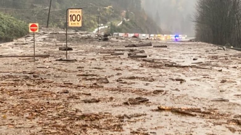 Official storm totals update as of noon:

272.3 mm in #Hope
220.0 mm in Agassiz
207.8 mm in Coquitlam
206.4 mm in Cultus Lake
180.6 mm in Pitt Meadows
159.6 mm in West Vancouver
132.8 mm in #Vancouver Harbor

Full summary later this afternoon. 
#BCstorm #AtmosphericRiver