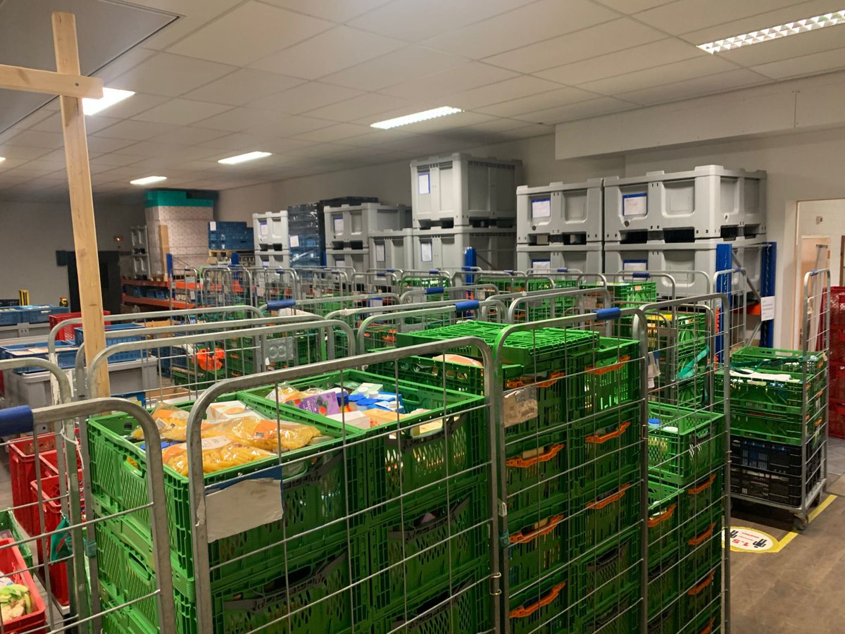 De #winkelactie leverde maar liefst 506 gevulde kratten op! Vandaag met veel vrijwilligers aan het sorteren en opbergen. Dank, winkelend publiek😁