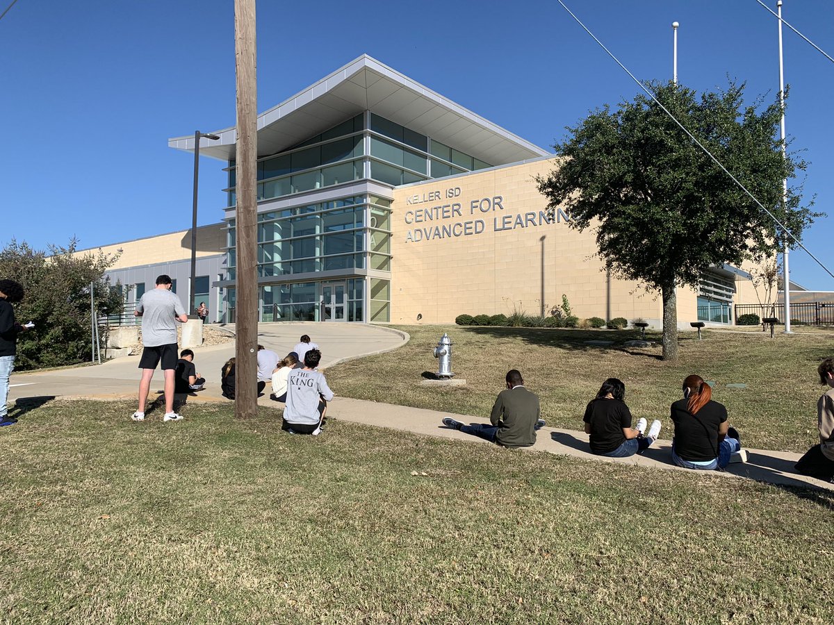 MrQ_KCAL's tweet photo. It’s a beautiful day for a bit of perspective drawing practice in Principles of Architecture. https://t.co/xDctJwNFPL