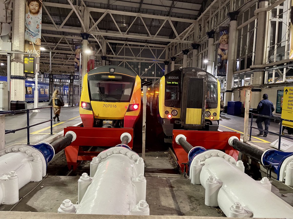 707016 and 450015 at the blocks at #LondonWaterloo #class707 #class450 15/11/21