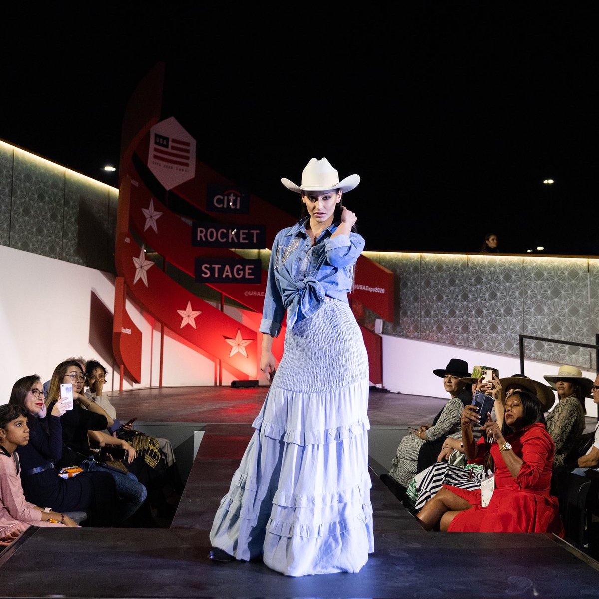 Segundo día de @dubaifashionmexico desde el Pabellón de @usaexpo2020, como parte de los lazos culturales que seguimos tejiendo entre naciones.

<a href="/lydialavin/">Lydia Lavin</a> y <a href="/montsemesseguer/">Montserrat Messeguer</a> presentaron colecciones exclusivamente creadas para la @expo2020dubai, con 13 looks cada una.