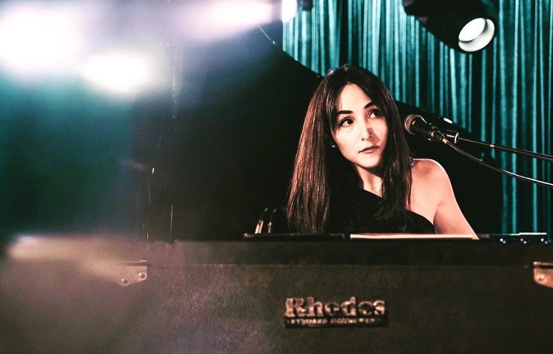 RhodesStory's tweet photo. Rhodes Sighting:

Alina Engibaryan 🎹🤩

#AlinaEngibaryan #RhodesGirl #RhodesSighting #RhodesPiano #Rhodes #Suitcase #Electric #piano #RhodesPlayer #women #WomenRockRhodes https://t.co/Lh5kCx8dNH