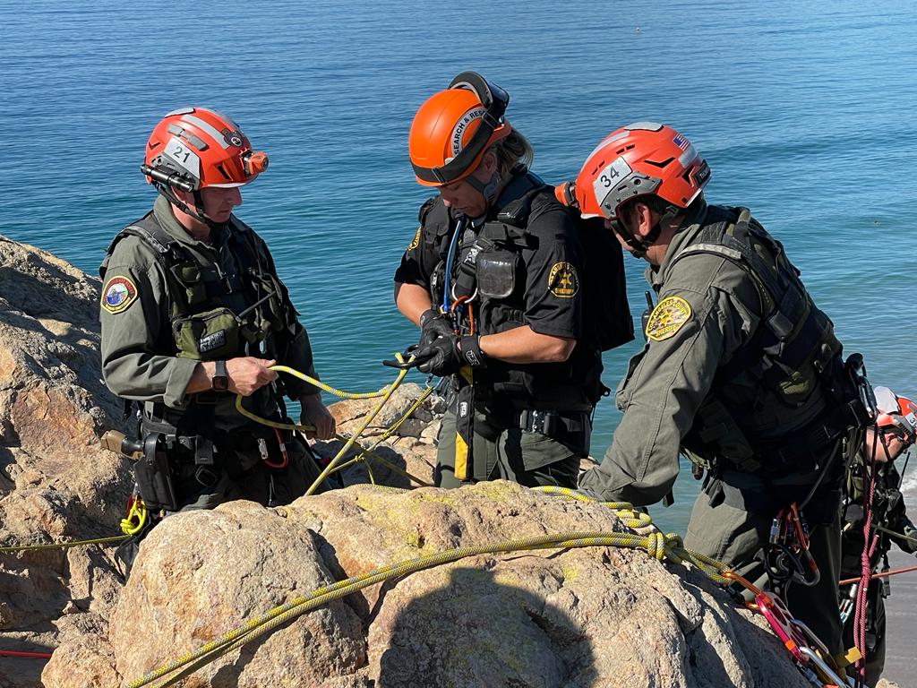 MalibuSAR's tweet photo. Sometimes it just doesnβt seem like work or training.... #PointDume #Malibu #SAR #searchandrescue #savinglives #socalsun #PacificOcean @LACoSheriff @LASDHQ @LHSLASD @LASDSAR https://t.co/X0WOifS9JM