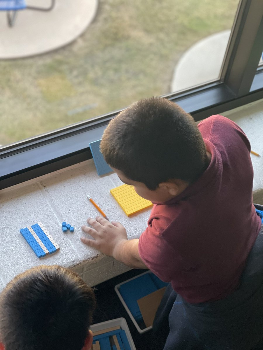 MrsElizardo's tweet photo. Breaking apart to divide up to 4-digit by 1-digit problems. Math stations on a Monday. 💙 @LakelandES https://t.co/bmIuoZnJkH