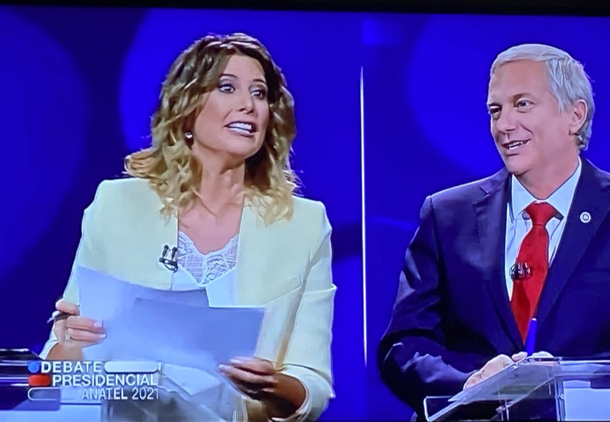 NanSCH2012's tweet photo. 🤦🏼♀️🤦🏼♀️ Si no te van a dejar hablar para qué te invitan…#kast #DebateAnatel #DebatePresidencial2021 #KastEnPrimeraVuelta 🇨🇱 #debatechile #ChileElige #Chile #macarenapizarro 🤦🏼♀️ https://t.co/IBACa3rIpn