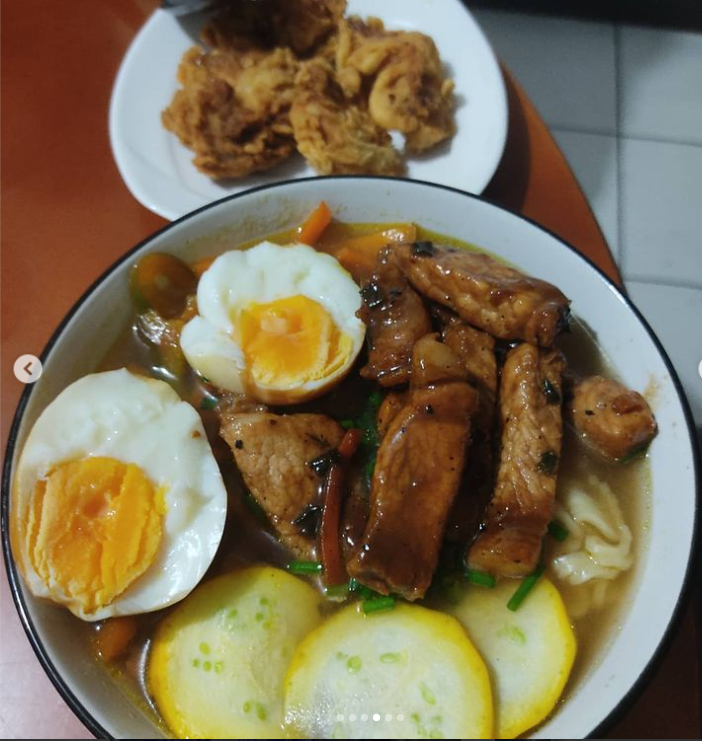 IANCK1's tweet photo. ianckmartillo
Primera parada de la ruta del ramen, en casa caldo de cerdo, cerdo en cubitos con salsa de soja, verduras agridulces huevo avinagrado y cebolletas acompañado de karague #ramen #rutadelramen #cali #comida @elnegroleniss @PsicGallo https://t.co/pZkGCmhPrd