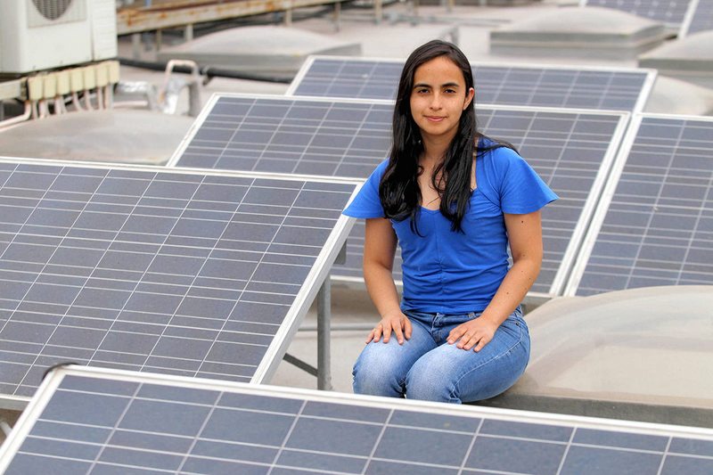 lun's tweet photo. Constanza Levicán ganó el premio Avonni y es también la mujer innovadora Corfo del año: "La primera vez que salí de Chile tuve que hablar en inglés mucho más allá de lo del liceo", relata esta ingeniera chilena que le saca el jugo a la energía solar 👏
https://t.co/OKTkrhhDYJ https://t.co/FjMRAJMwbD