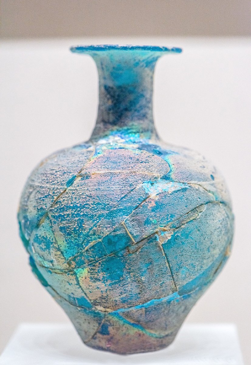 McnMuseum's tweet photo. 大同市博物馆藏· 北魏蓝玻璃瓶
质地为深蓝色半透明玻璃，肩部饰有凸弦纹两周，表面有土沁，并形成了类似蛤蜊壳的光泽，器型与北魏陶壶有异曲同工之妙。 https://t.co/P7ltcUXJxC