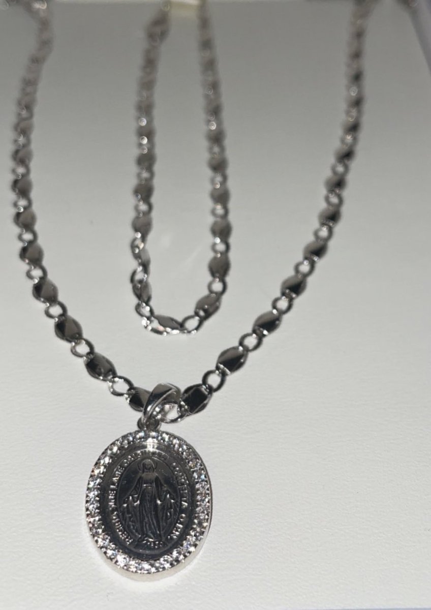 SalvoMagro89's tweet photo. I’m so happy to be the Godfather to baby Catalaya! I just dropped a rack yesterday on some drip which is an Italian tradition. My jeweler from Sicily🇮🇹 killed it! White gold bracelet, necklace, and a white gold madonna miracolosa oval pendant with diamonds and it is perfect!!🥶 https://t.co/zHRyibYJoi