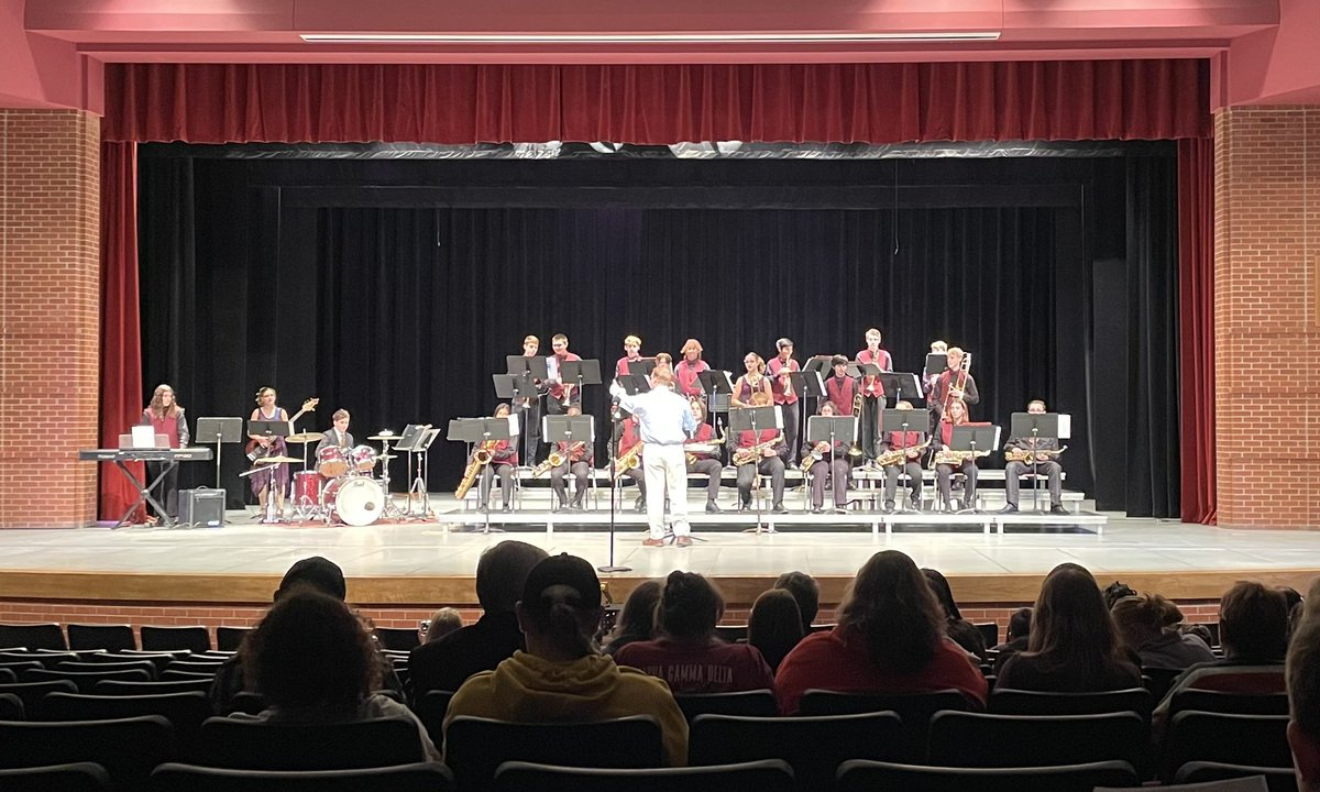 dr_ippensen's tweet photo. Excellent performance tonight by the Jazz bands and @ChoirVelocity. @NHSPantherBand1 #npspanthers https://t.co/x6fhPN58SR