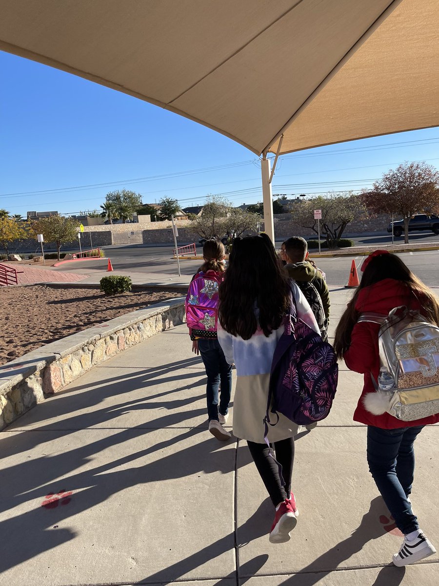 rparedes4MV's tweet photo. Off to do our grocery shopping using public transportation for our Thanksgiving lunch @MarthaCandy7 @KLUJAN_PDNES @PDN_ES @lwaters_PDN #PDNSTRONG #TEAMSISD https://t.co/pzetmIn1Tc