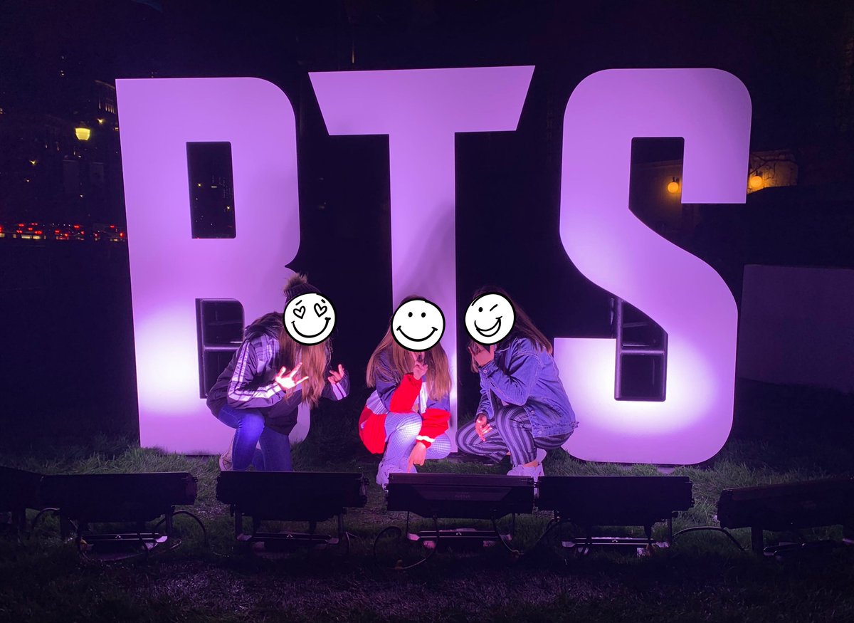 bts_armyusa's tweet photo. 今回も会場外にランドマークフォトゾーンができるそうです🙆🏻‍♀️

SYSでも長蛇の列に並んで娘と友達たちが写真を撮っていました @シカゴ https://t.co/h3V9EH8pIy