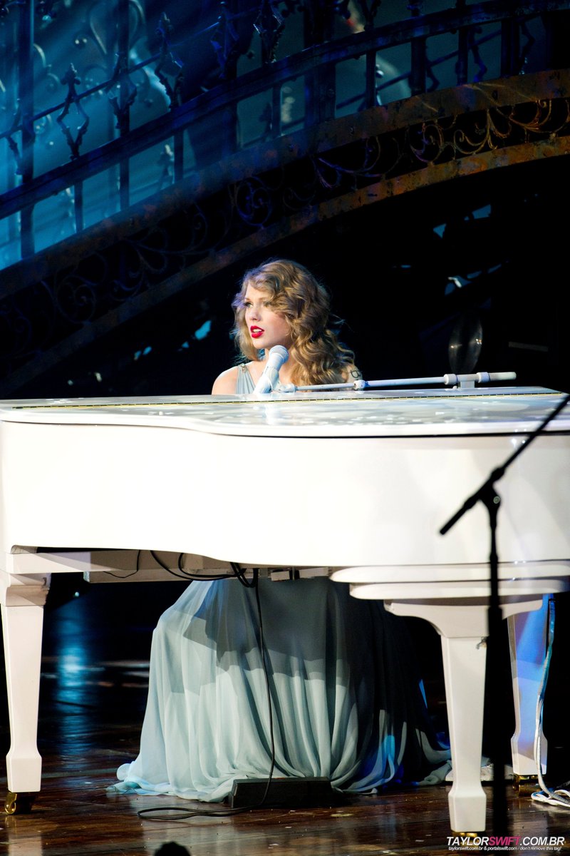 Gerasoundz's tweet photo. Primeira música em que a loirinha pede desculpas a alguém, "Back To December" completa 11 anos de lançamento. A faixa de Taylor Swift atingiu a sexta posição da Hot 100 e o Top 3 da parada country estadunidense. https://t.co/RrrV1aQYAv