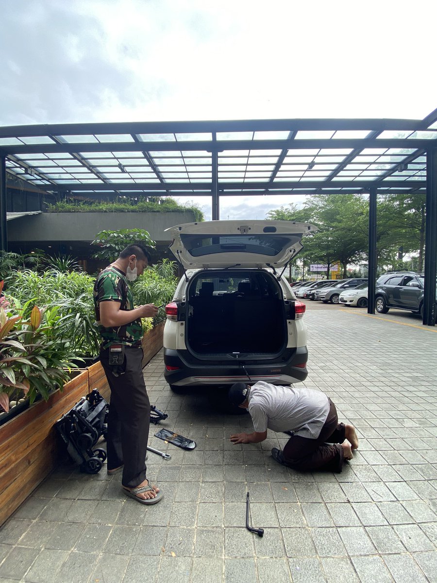 ranafrscrs's tweet photo. Pagi2 otw ktr suami gaktau knp mules bgt2an. Saking gak kuatnya, habis dari ktr faried jadinya milih mampir ke hotel dulu sblm ke ktr. Pas lg ambil tiket ada suara ‘duar’ kenceng bgt. Abang2 tiketnya sampe kaget. Kirain ada yg nabrak gue apa gmn. Ternyata ban bocor. https://t.co/MxWEB7y7wQ