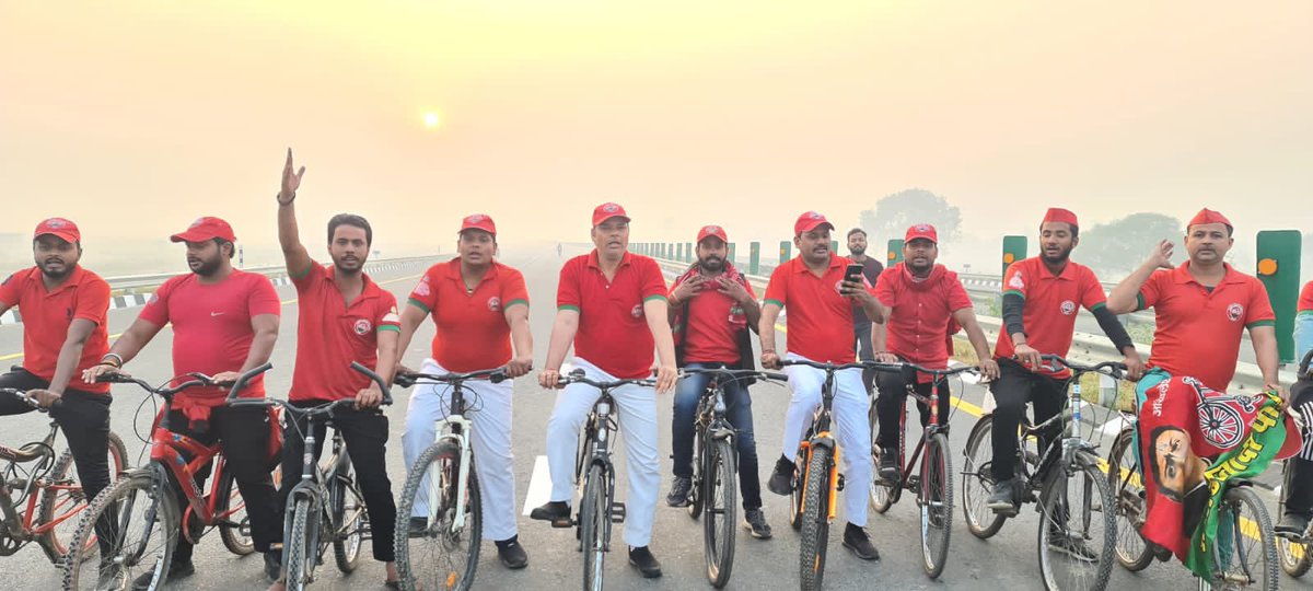 yadavakhilesh's tweet photo. फ़ीता आया लखनऊ से और नयी दिल्ली से कैंची आई
सपा के काम का श्रेय लेने को मची है ‘खिचम-खिंचाई’

आशा है अब तक अकेले में बैठकर लखनऊवालों ने ‘समाजवादी पूर्वांचल एक्सप्रेसवे’ की लंबाई का आँकड़ा रट लिया होगा। 

सपा ‘बहुरंगी पुष्पवर्षा’ से इसका उद्घाटन करके एकरंगी सोचवालों को जवाब देगी। https://t.co/AeHDiJYTuH
