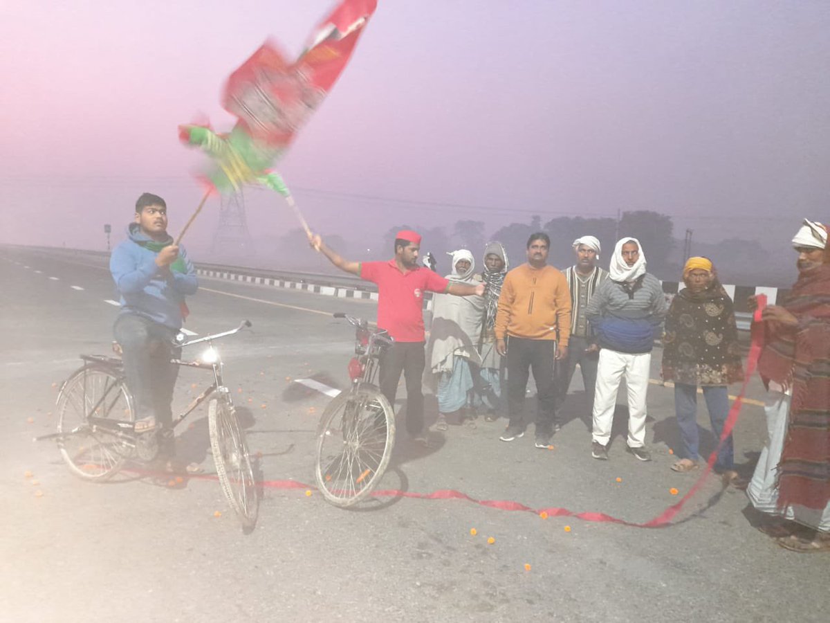 yadavakhilesh's tweet photo. फ़ीता आया लखनऊ से और नयी दिल्ली से कैंची आई
सपा के काम का श्रेय लेने को मची है ‘खिचम-खिंचाई’

आशा है अब तक अकेले में बैठकर लखनऊवालों ने ‘समाजवादी पूर्वांचल एक्सप्रेसवे’ की लंबाई का आँकड़ा रट लिया होगा। 

सपा ‘बहुरंगी पुष्पवर्षा’ से इसका उद्घाटन करके एकरंगी सोचवालों को जवाब देगी। https://t.co/AeHDiJYTuH