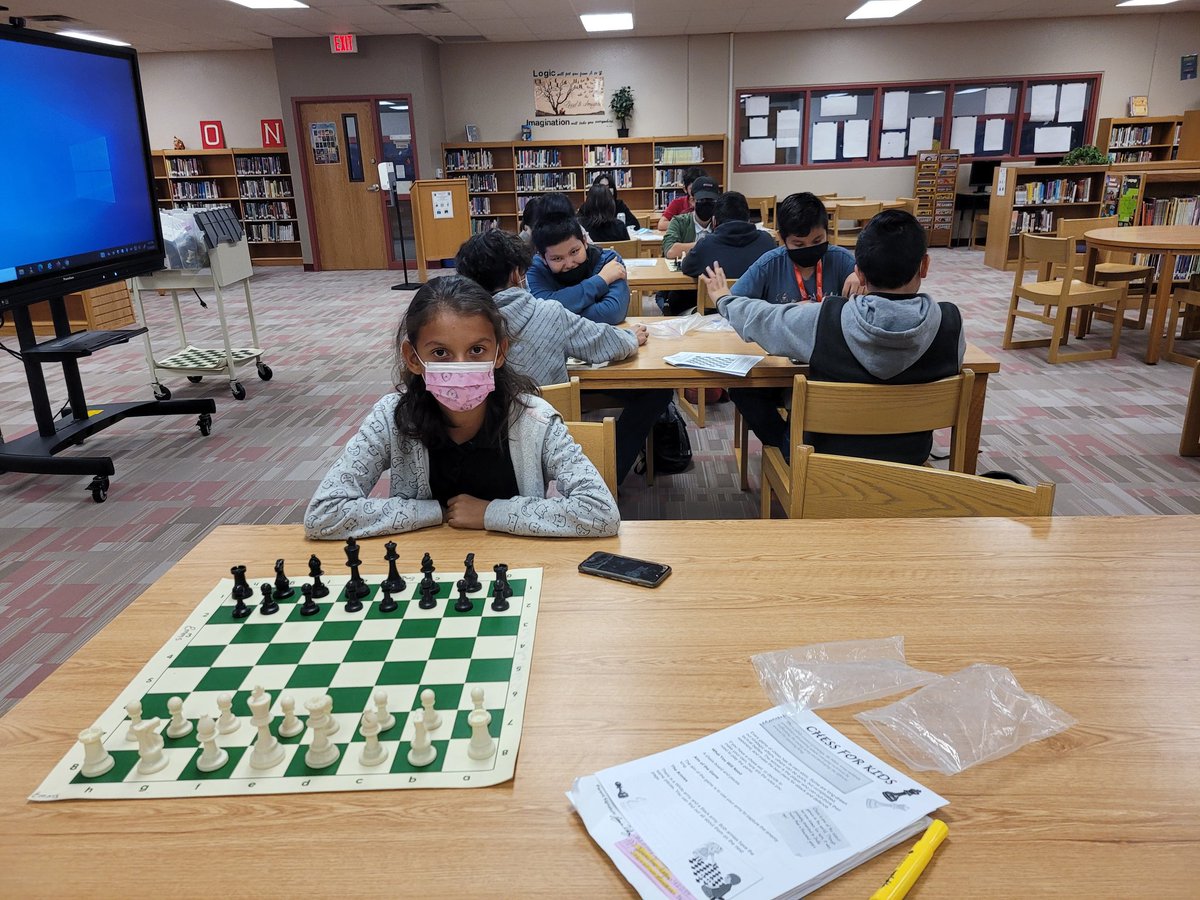 Library_EMMS's tweet image. Rattler Chess Club in full swing at EMMS! @jguerra_EMMS @Team_EMMS @anglozoya #rattlerforce