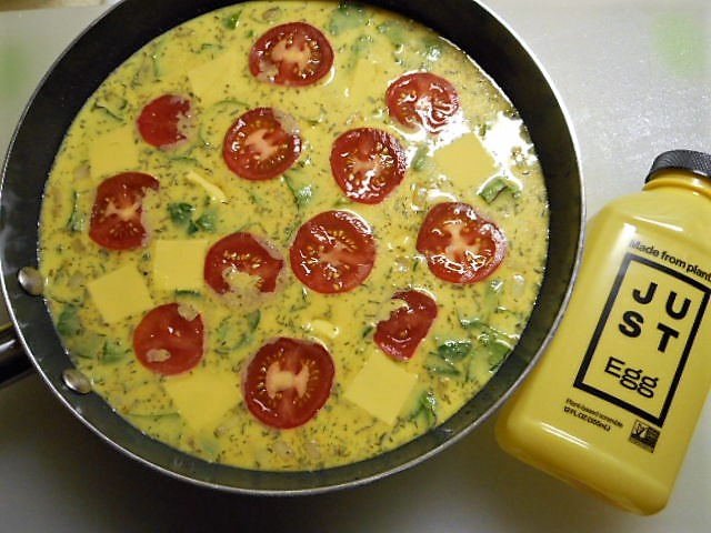MadamSarcastra's tweet photo. After makin' Dad's #meals I got started on my own.
This morning he said to look in the fridge... 3 bottles of #JUSTEgg!!
Used 1ยฝ of 'em to make my tasty #Vegan frittata (for sammiches)... + onion, rice/grains, herbs/spices/nooch, baby greens, tomato, & FYH cheddar.
#veganfood https://t.co/82AR759Fbw