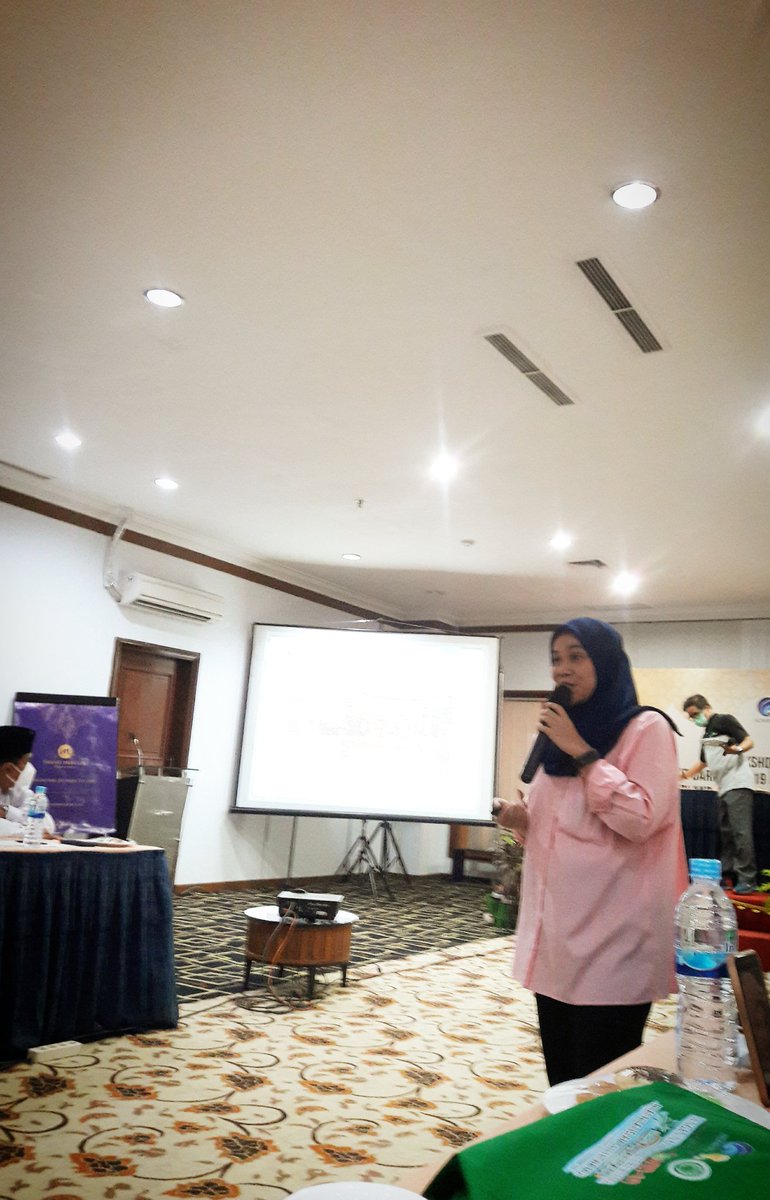 unchuagung's tweet photo. Materi Jurnalistik Foto oleh Kak Eva Agriana, S. Si
#workhshop 
#IslamWasathiyahMUI 
#Muisumbar https://t.co/hSOvtTiTLA
