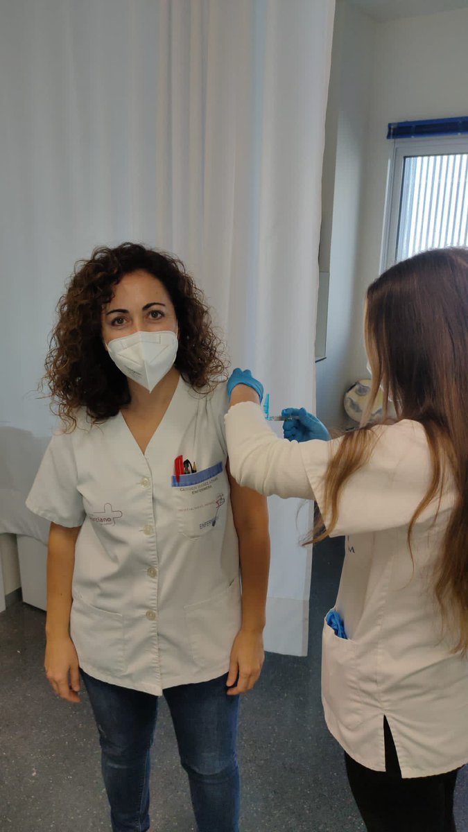 Nuestros profesionales ya han comenzado a vacunarse   💉💉de la #gripe . Las primeras por supuesto, nuestras jefas Beatriz Ríos Morata y Carmen Ibañez Aznar. 👏🏻👏🏻👏🏻 #YoMeVacuno