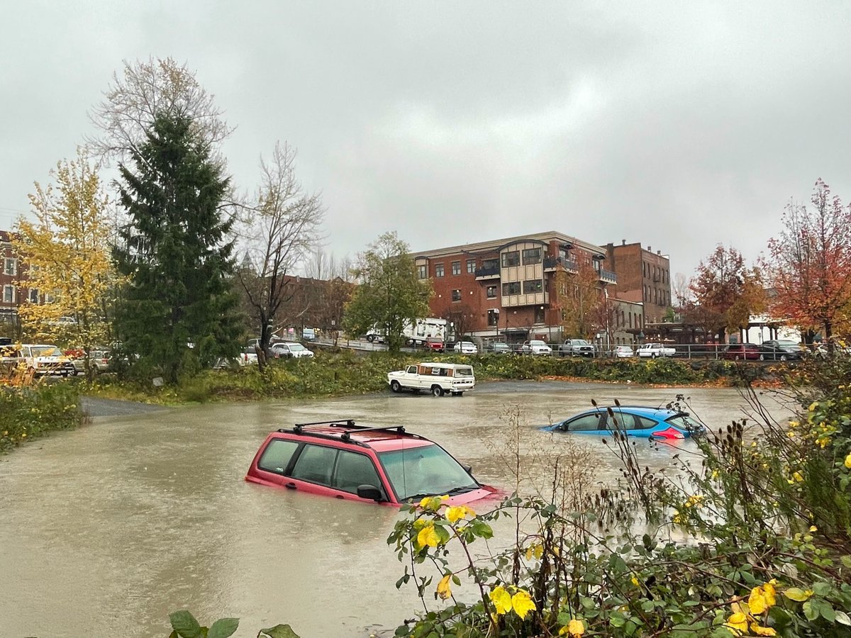 TheFrontOnline's tweet photo. 🚨 A record-breaking deluge of rain is drenching Whatcom County, causing flooding, road closures and power outages. We’ll be posting updates here: https://t.co/9aw8KH5FWc