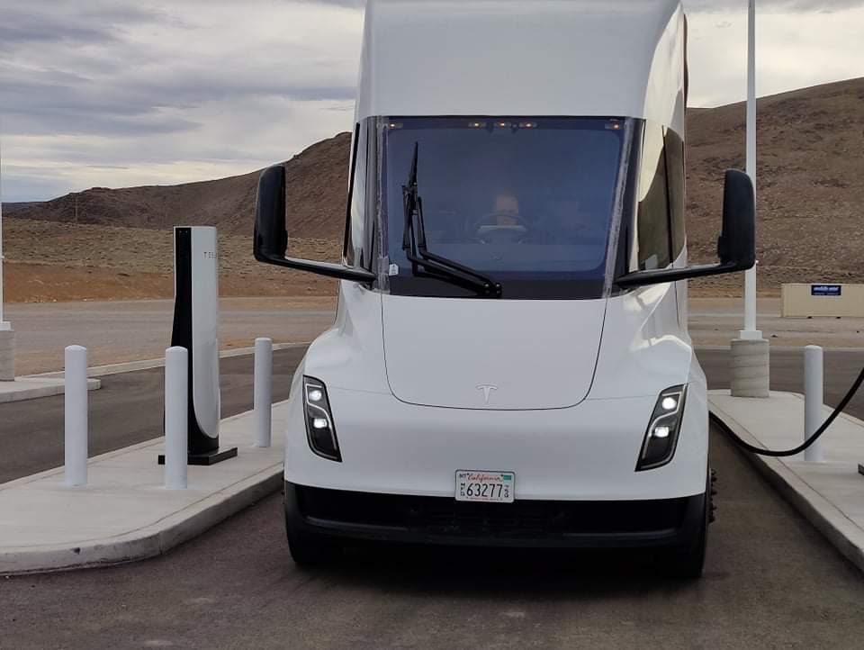 hwfeinstein's tweet photo. Awesome sighting today of a charging Tesla Semi at Tesla Giga Nevada! @SawyerMerritt @wholemars https://t.co/OoEPI3pacY