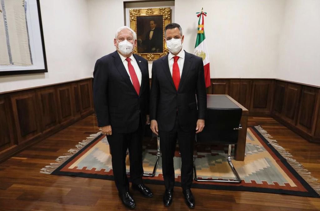 alejandromurat's tweet photo. Agradezco la presencia del Srio. Víctor Manuel Villalobos Arámbula (@vmva1950), representante del Pdte. @lopezobrador_, y del senador @RicardoMonrealA. En este #5toInformeOax compartí acciones, avances y logros que alcanzamos a cinco años de gobierno. https://t.co/ps9bQgen7N