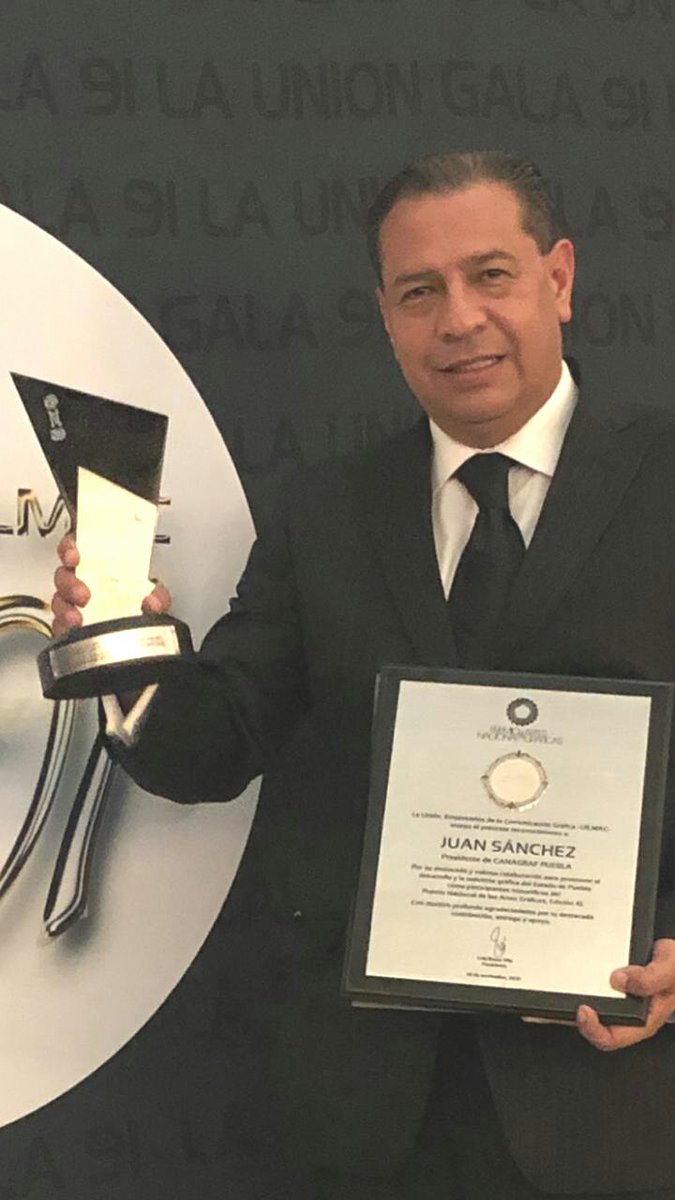 CCEPuebla's tweet photo. #OrgulloCCE | @juanchezd
Presidente de @canagrafpuebla1 fue reconocido con el Premio Nacional de las Artes Graficas, ortogado por La Unión, Empresarios de la Comunicación Gráfica - UILMAC.
🏆En la categoria de Acabados con la empresa "Promo Imagen Puebla"
¡Felicidades! https://t.co/T7TJARITB0