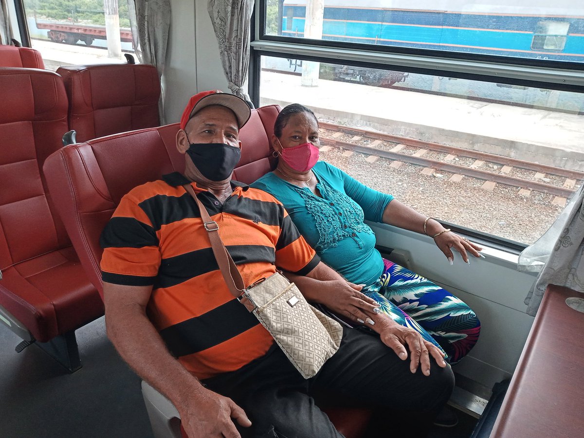 eforiente02's tweet photo. Total tranquilidad se vive hoy en la estación ferroviaria Senen Casas Regueiro de la Ciudad Héroe, a la salida del tren no.2 con destino La Habana...pasajeros y tripulación confiados de que será un viaje seguro y feliz #EFOriente #UFCuba #CubaVive
#RevoluciónYRieles https://t.co/Y0W0A4NsAu