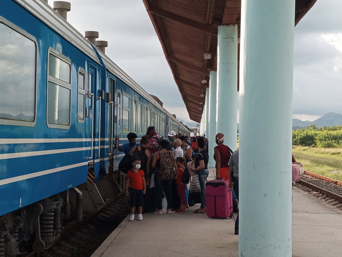 eforiente02's tweet photo. Total tranquilidad se vive hoy en la estación ferroviaria Senen Casas Regueiro de la Ciudad Héroe, a la salida del tren no.2 con destino La Habana...pasajeros y tripulación confiados de que será un viaje seguro y feliz #EFOriente #UFCuba #CubaVive
#RevoluciónYRieles https://t.co/Y0W0A4NsAu