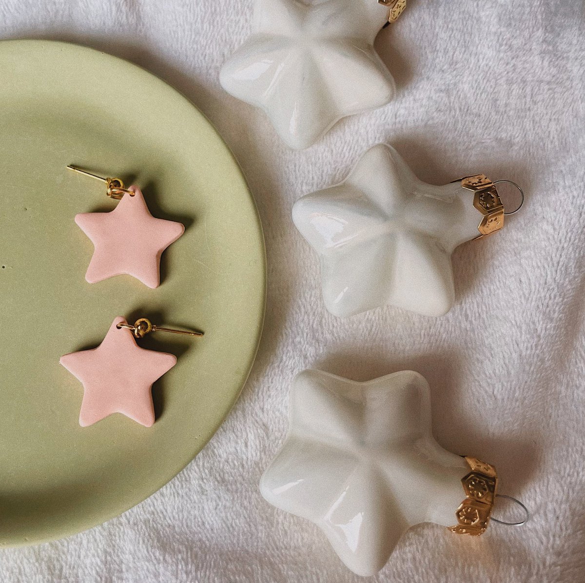 whimsycrystals's tweet photo. looking for some cute not-in-ur-face christmas earrings???? i gotchu 🎅🏼✨🌲 https://t.co/sHKgYNwyOg