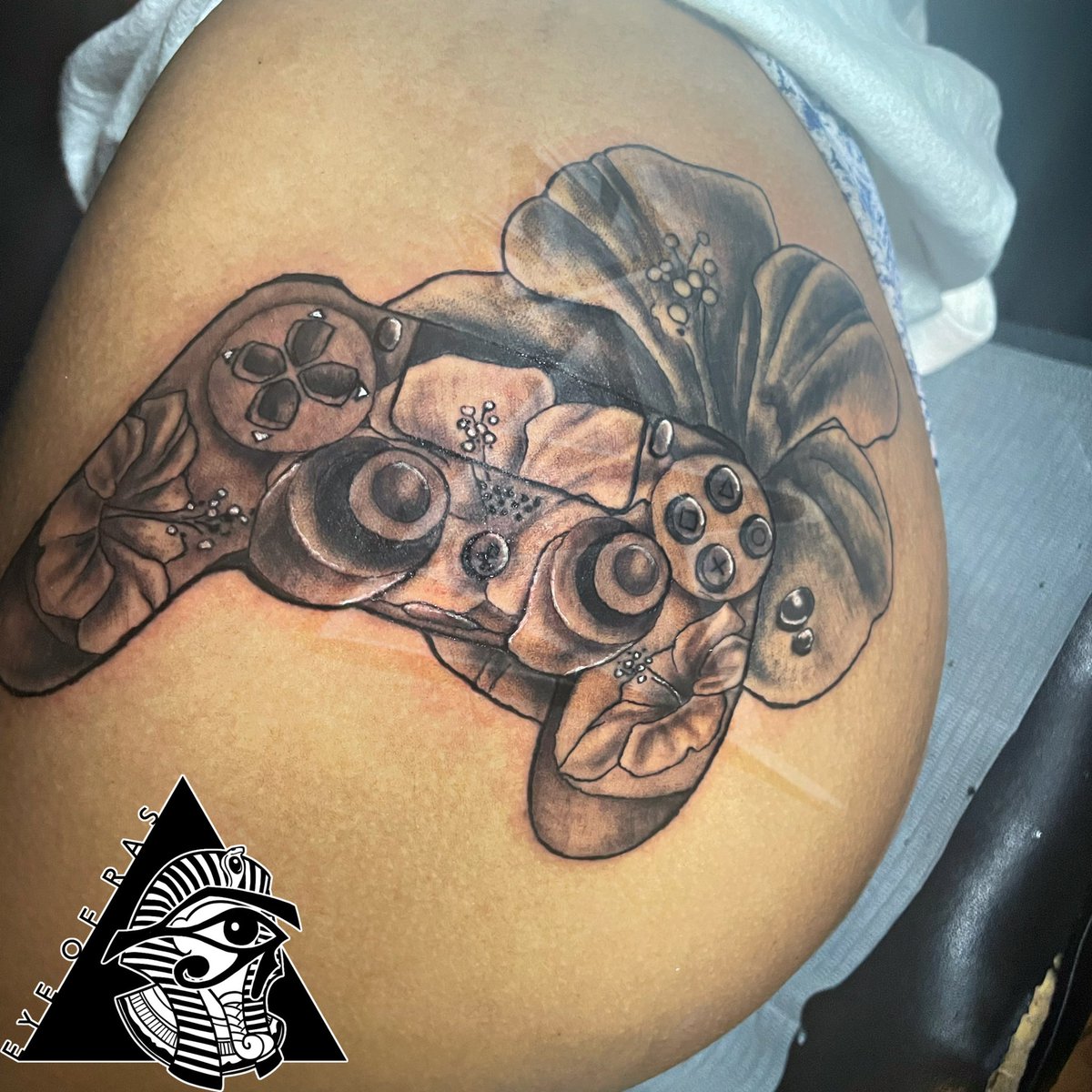 DiccEmDownCrip's tweet photo. Sheโs A Gamer, So She Wanted A Tattoo To Represent For The Female Gamers Out Thereโฆ.!
-Like, Comment, Share, TAG YOUR FRIENDS!-
________________________________________________ #Playstation #Sony #Ps4Controller #GamerGirl #GamerNation #TattooArtistByDay #DMVTattoos #Inked https://t.co/kDkBV6k6R9