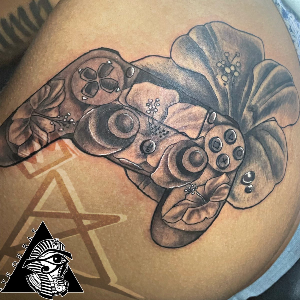 DiccEmDownCrip's tweet photo. Sheโs A Gamer, So She Wanted A Tattoo To Represent For The Female Gamers Out Thereโฆ.!
-Like, Comment, Share, TAG YOUR FRIENDS!-
________________________________________________ #Playstation #Sony #Ps4Controller #GamerGirl #GamerNation #TattooArtistByDay #DMVTattoos #Inked https://t.co/kDkBV6k6R9