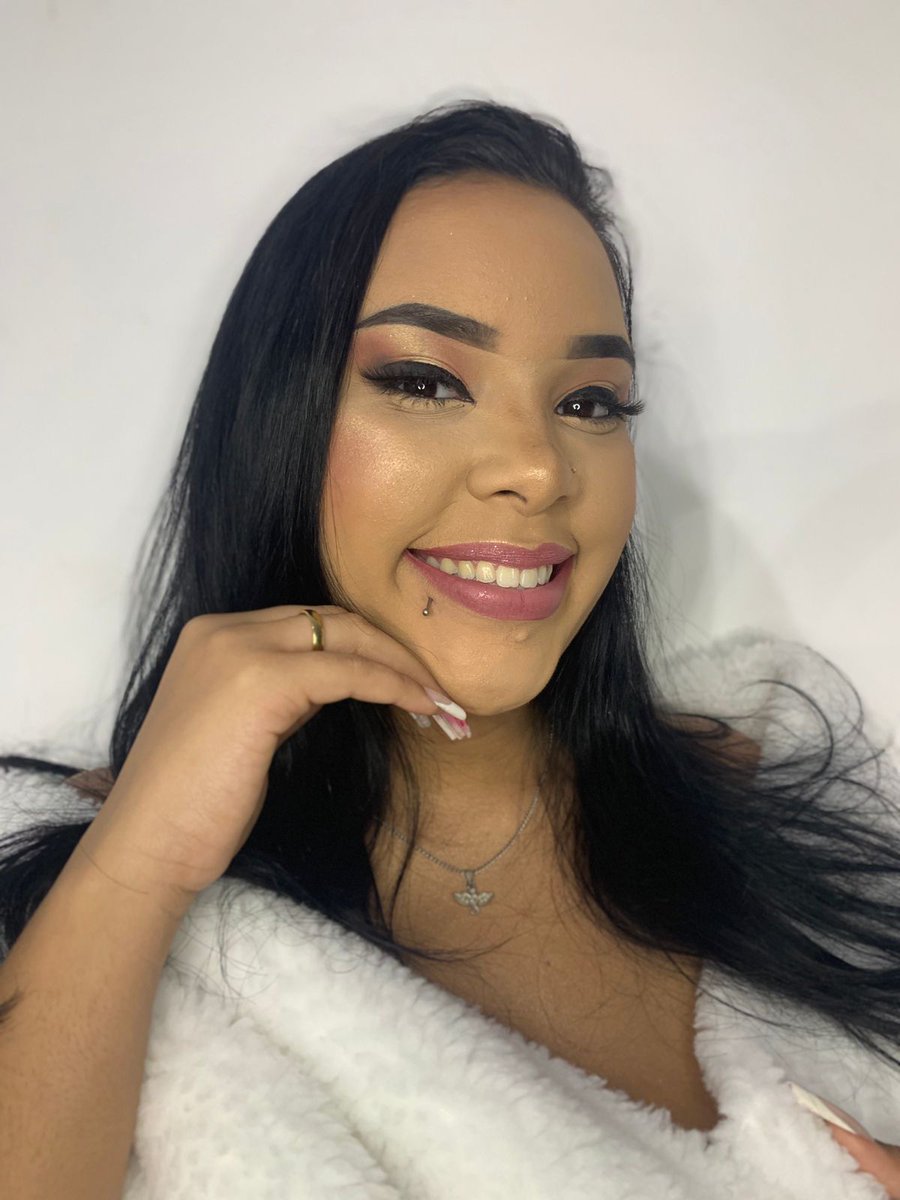 ka_makeup0801's tweet photo. Só pra mostrar um pouquinho do que eu amo fazer!💄
Jajá abre a agenda de Natal e Ano novo para maquiagens.🥂
Dêem rt❤️ 🥰
#maquiagemprofissinal #makeup #makefesta https://t.co/5E0Tt6a3rh