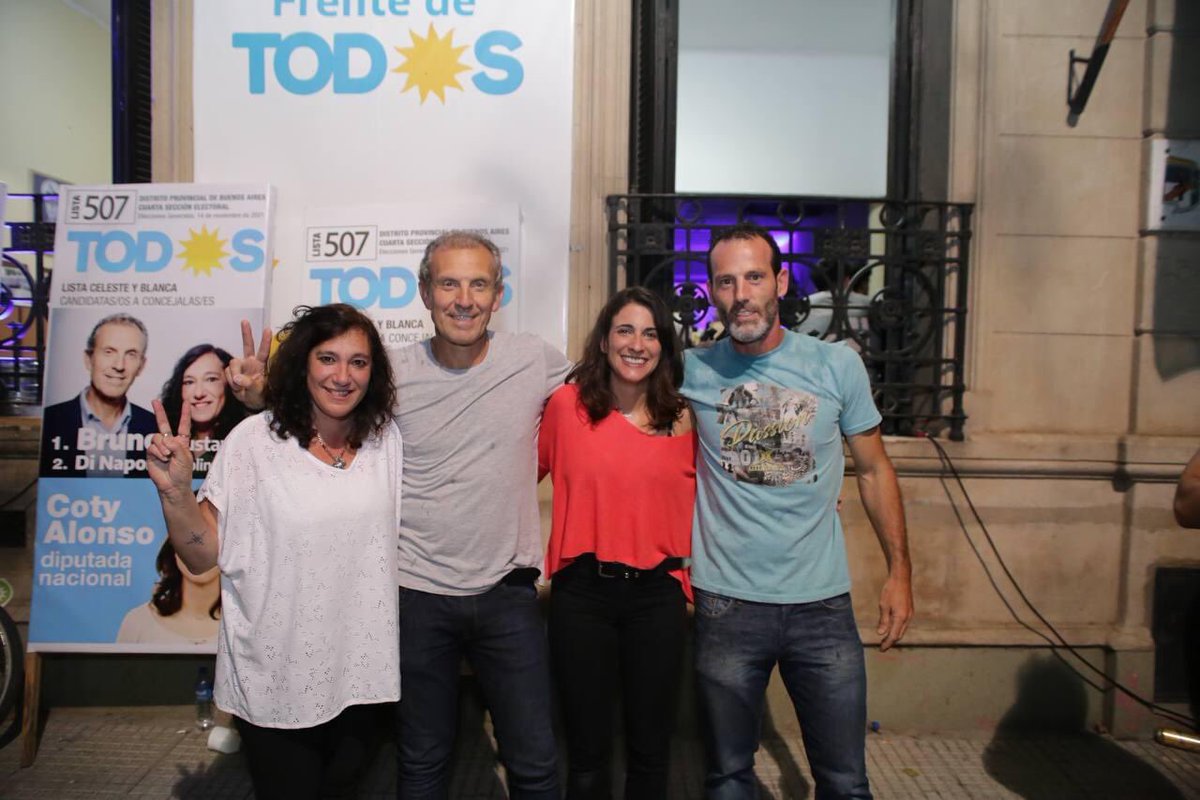 carolinadinap's tweet photo. Gracias a las y los vecinxs que ayer participaron con su voto! A las y los presidentes de mesa, a las y los fiscales que tuvieron un día largo y de trabajo democrático! Miles de vecinxs recibieron nuestras propuestas como la opción para confiar, a ellxs infinitas GRACIAS . https://t.co/MGSsYsiqif