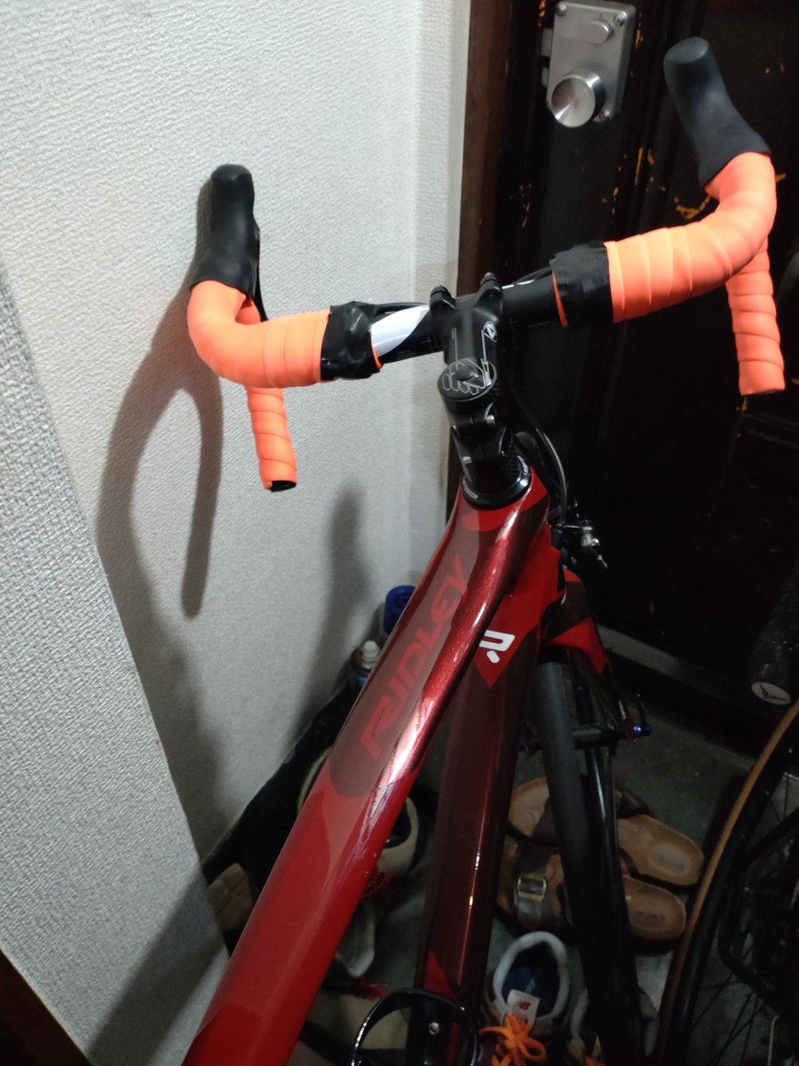 Wangree's tweet photo. 3Tの400mmハンドル届いたので、youtube 見ながら変えてみました。
440mmは広すぎたよう。
かなり、フェニックスさんが乗り心地良くなりました😁
まだまだ、角度、ブレーキ位置はしっくりくるまで調整予定
こちらは、シンプルに普段用にします。真紅な色が気に入っています。😆
#Ridley #FenixSL https://t.co/wY4E5m68W6